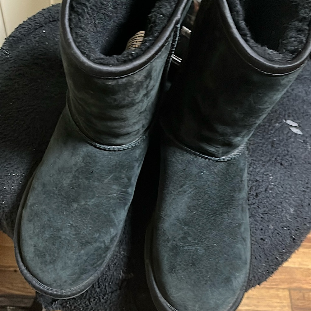 Ugg Short Black Swarovski Crystal Bow Boots. These boots are in exc condition.